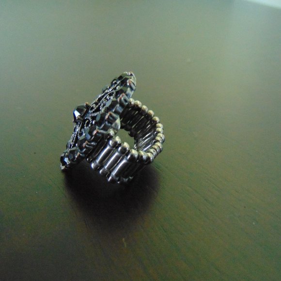 Costume Jewelry- oval ring with black Czech glass - Picture 5 of 12